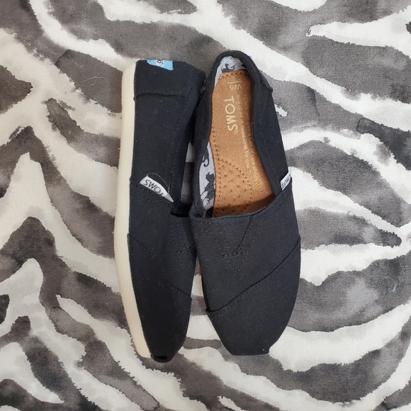 (SOLD) TOMS Animal Print Canvas Slip ons - Picture 13 of 15